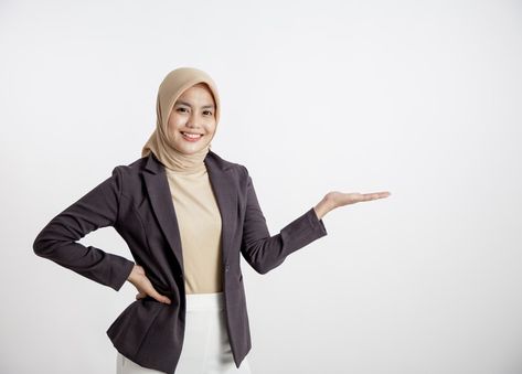 Lady Poses, Corporate Headshots Women, Pose Poster, Wearing Hijab, Woman Entrepreneur, Headshots Women, Photo Woman, Muslim Fashion Hijab Outfits, Corporate Attire