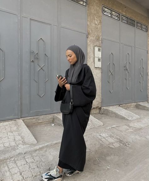 Abaya With Trainers, Abaya Streetwear, Hijab Outfit Abaya, Abaya Outfits Aesthetic, Summer Abaya Outfits, Modest Casual Outfits Muslim, Casual Abaya Outfits, Modest Outfit Aesthetic, Modest Muslim Outfits