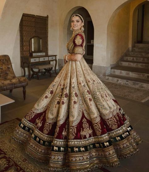 Latest Bridal Lehenga Designs, Bridal Lehenga Designs, Latest Bridal Lehenga, Wedding Lehenga Designs, Gold Wedding Dress, Indian Outfits Lehenga, Lehenga Designs Simple, Indian Bride Outfits, Bridal Lehenga Collection