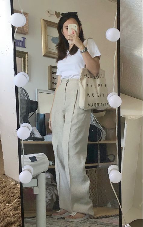 White Polo And Trousers Outfit Women, Plain White Tshirt Outfit Aesthetic, White Polo Outfit Women Long Sleeve Casual, White Polo T Shirt Outfit Women, Polo And Trousers Outfit Women, Poloshirt Outfit Ideas Women, Plain White Tshirt Outfit, White Tshirt Outfit Aesthetic, Polo T Shirts Women Outfit