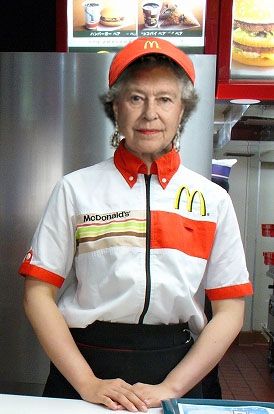 Mc Donald, Grandma Fashion, Queen Of England, 웃긴 사진, Save The Queen, Really Funny Pictures, Queen Elizabeth Ii, Queen Elizabeth, Funny Photos