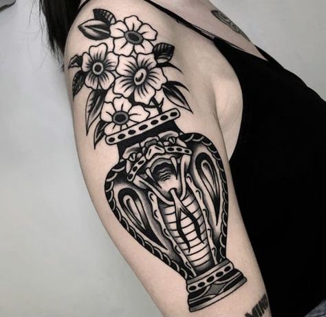 Traditional Tattoo Vase, Biker Gangs, Vase Tattoo, Traditional Black Tattoo, Celtic Crosses, Traditional Tattoo Inspiration, Traditional Tattoo Flowers, Traditional Tattoo Designs, Tattoo Apprenticeship