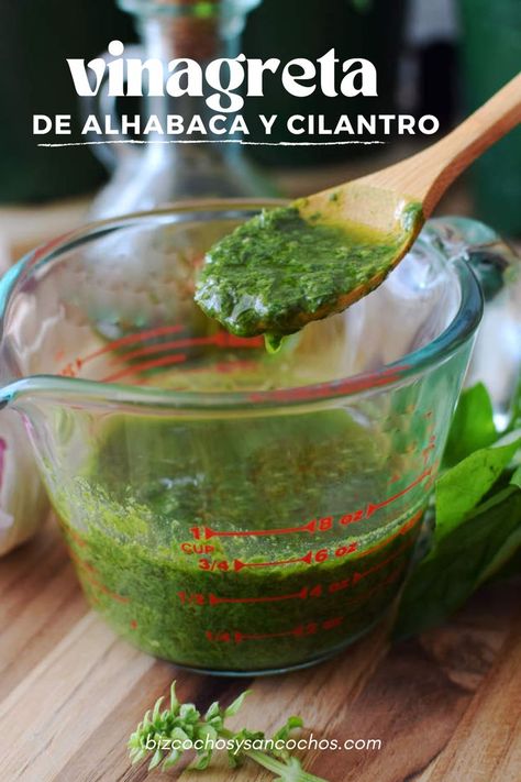 vinagreta de albahaca y cilantro en un envase de cristal Palak Paneer, Paneer, Sauce Recipes, Guacamole, Cilantro, Puerto Rico, Vegetarian Recipes, To Read, Sauce