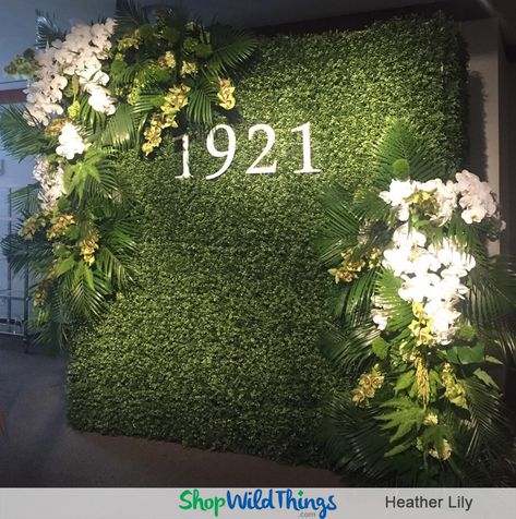 Flower Wall Backdrop Ideas, Wall Backdrop Ideas, Boxwood Backdrop, Backdrop For Photos, Grass Backdrops, Wedding Background Decoration, Flower Wall Wedding, Diy Wedding Backdrop, Wedding Backdrop Design