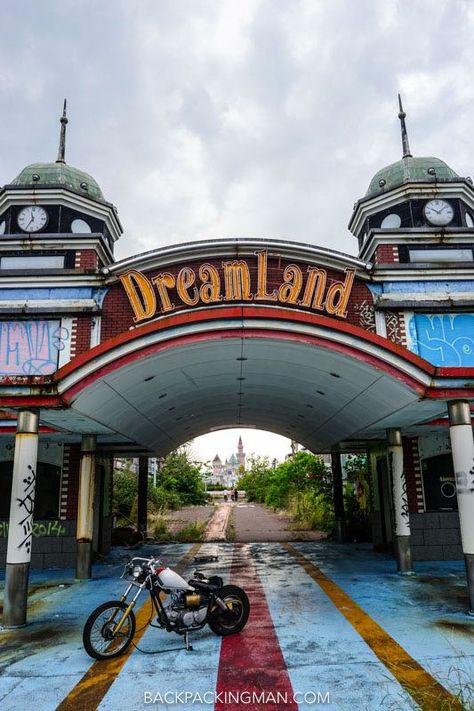 An abandoned theme park in Nara, Japan, called Dreamland is now a place to explore a creepy decaying world lost in time. Parks In Japan, Amusement Park Outfit Summer, Nara Dreamland, Amusement Park Outfit, Japan Nara, Abandoned Theme Parks, Abandoned Amusement Park, Planet Coaster, Nara Japan