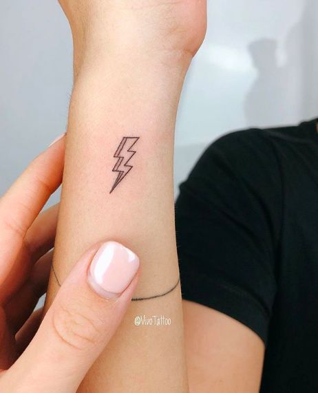 Tato Flash, Lightning Tattoo, Bolt Tattoo, Tatuagem Masculina Pequena, Tato Minimal, Small Forearm Tattoos, Tattoo Trend, Shape Tattoo, Disney Tattoo