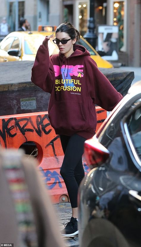 Low-key: Kendall Jenner put on casual display as she headed to New York City's Gotham Gym on Sunday afternoon, after celebrating her 23rd birthday on Saturday Kendall Jenner Outfits Summer, Kenny Jenner, Kendall Jenner Outfits Street Styles, Kendall Jenner Outfits Casual, Stile Kendall Jenner, Kendall Jenner Street Style, New York Winter, Kim K Style, Kendall Style