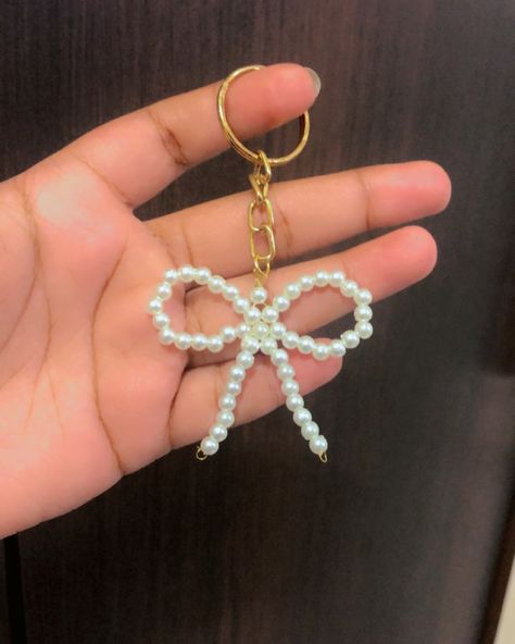 Going with the trend🤩 Get this beautiful Bow keychain😍🎀 Dm to order🛒 #bow #bowkeychain #bowclips #beadedjewelry #pearl #pearlcharm #charms #trendyfashion #genzmemes #genzfashion #pookie #bowtrend #cute #koreanstyle #keyring #onlineshopping #hamperideas #giftforgirlfriend #giftforbestfriend #giftideas Pearl Keychain Diy, Aesthetic Keychain Diy, Aesthetic Diys, Diy Pearl Jewelry, Accessories Idea, Bow Keychain, Box Photography, Phone Accessories Diy, Gifts Forbest Friend