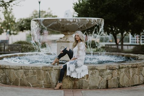 Water Fountain Photoshoot Ideas, Fountain Senior Pictures, Fountain Poses, Water Fountain Photoshoot, Fountain Picture Poses, Fountain Photoshoot, Female Portrait Poses, Creative Senior Pictures, Senior Portraits Girl