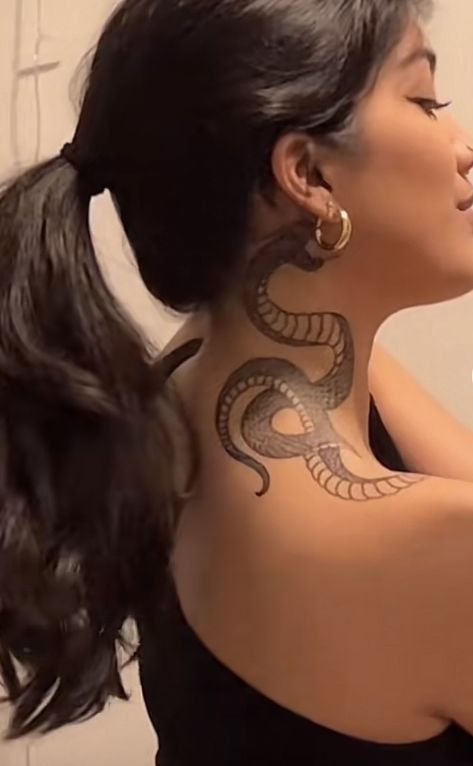 Side Neck Tattoos Women Snake, Snake On Neck Tattoo, Neck Snake Tattoo, Neck Tattoo Girl, Snake Around Neck, Snake Neck Tattoo, Behind Ear Tattoos, Girl Neck Tattoos, Side Neck Tattoo