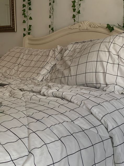 Black And White Grid Bedding Preppy, Plaid Bed Sheets Aesthetic, Grid Bed Sheets, Astetic Bedding, Grid Bedding Aesthetic, Preppy Bed Sheets, Checker Bedding, Aesthetic Bedspread, Aesthetic Bedsheets