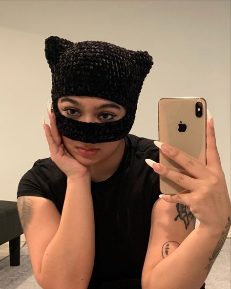 Cat women beanie, crochet cat beanie, crochet inspo, cat women, batman, mirror selfie Crochet Catwoman Mask, Batman Hat Crochet, Batman Beanie Crochet, Crochet Costume Ideas, Crochet Cat Balaclava, Crochet Cat Beanies, Cat Balaclava Crochet, Catwoman Beanie, Cap Patterns Free