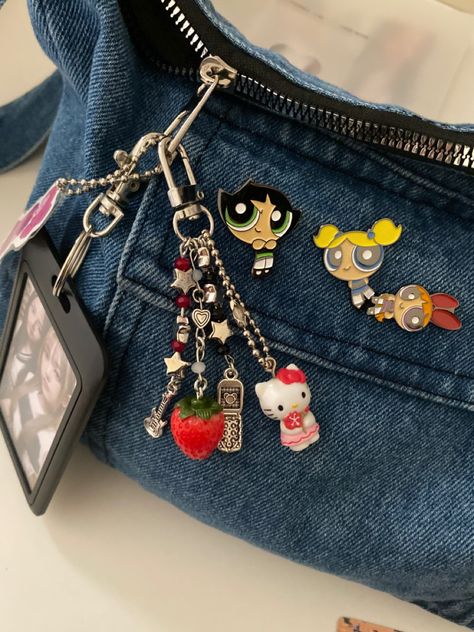 Cincin Diy, Inside My Bag, Handbag Essentials, Look Retro, Mia 3, What's In My Bag, What In My Bag, Bag Essentials, Bag Charms