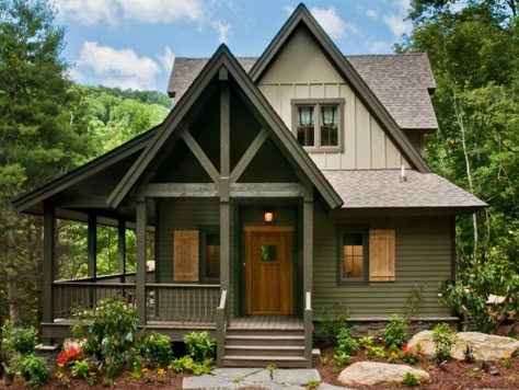 Cottage Exterior Colors, Cabin Exterior, Cottage Exterior, Rustic Cottage, Cabins And Cottages, House Paint Exterior, Room Pictures, Exterior Paint Colors, Green House