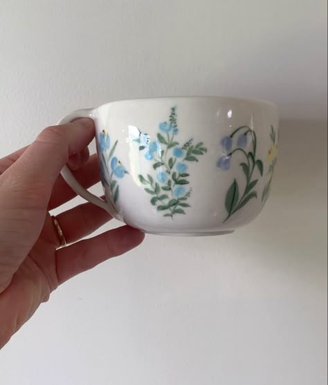 Cute Ceramic Floral Mug. Handpainted floral mug. Floral Pottery Painting, Cute Mugs Aesthetic, Cottage Core Painting, Mother Daughter Crafts, Pretty Ceramics, Clay Glazing, Cozy Mugs, Ceramics Sculptures, Floral Pottery