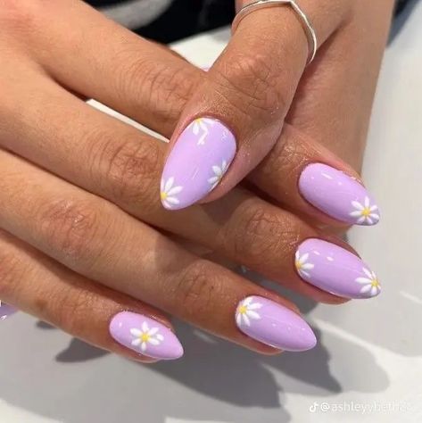 Gel Nail Inspo Spring, Purple Spring Nails With Flowers, Winter Flower Nail Designs, Lavender Nails With Daisies, Purple Nail Designs For Summer, Purple Nails White Flowers, Purple Nails With White Flowers, Easter Purple Nails, Light Purple Flower Nails