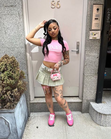 Leg Garter Outfit, Pink Crop Top Outfit, 2000s Party Outfits, Garter Outfit, Girls Streetwear, Outfits 2000s, All Jeans, 2000s Fashion Outfits