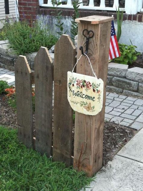 Welcome Post Sign | DIY Front Yard Makeover Ideas You'll Love Whiskey Barrel Decorating Ideas Front Porch, Easy Pallet Projects Diy Simple, Diy Rustic Outdoor Decor, Lattice Crafts, Country Yard, Diy Front Yard, Driveway Entrance Landscaping, Farmhouse Landscape, Yard Makeover