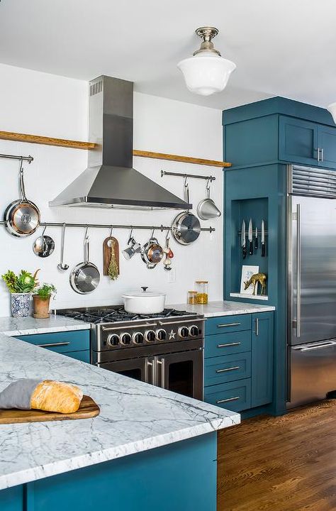 Eye-catching blue kitchen Organiser Cucina, Blue Kitchen Cabinets, Timeless Kitchen, Blue Cabinets, Kitchen Design Trends, Blue Kitchen, Kitchen Cabinet Colors, Gorgeous Kitchens, Transitional Kitchen