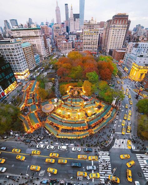 Throwback to Fall in Union Square Park 🍂🚕 Do you prefer Fall or Summer? #newyorker Photo by @opoline Selected by @savant Union Square Nyc, New York Bucket List, Nyc Christmas, New York Pictures, Nyc Park, Holiday Market, Instagram Link, Union Square, Nova York