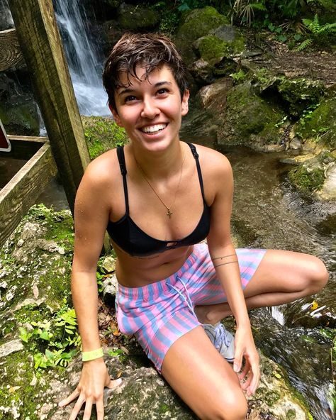 Kassidy Drake on Instagram: “i just wanna stay this happy and keep seeing new places 🙏🏼 • • • #summer #waterfall #swim #tan #pixiecut #nosering #tomboy #androgynous…” Bathing Suit For Tomboy, Tomboy Swimsuit Bikinis, Androgynous Beach Outfits, Nonbinary Swimwear, Masc Swimwear, Lesbian Swim Outfit, Tomboy Swimwear, Tomboy Swim, Androgynous Swimwear