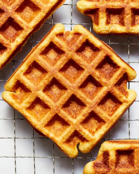 Cornmeal Waffles Recipe, Cornbread Waffles Recipe, Waffle Mix Recipes, Waffle Ideas, Cornmeal Waffles, Cornmeal Recipes, Make Waffles, Waffle Iron Recipes, Waffle Bowl