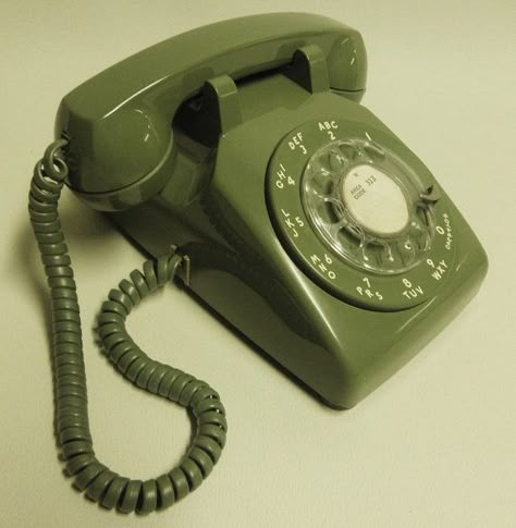 Rotary phone. Remember when we left our phones at home? Telephone Vintage, Rotary Phone, Retro Phone, Vintage Phones, Vintage Telephone, Old Phone, Vintage Memory, Good Ole, Green Vintage