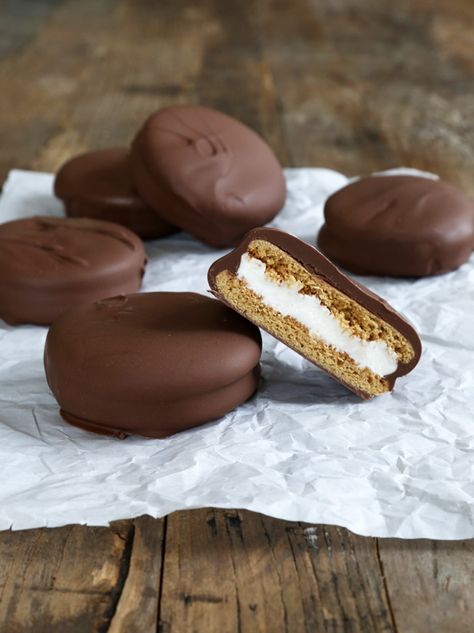 Gluten Free Moon Pies. ☀CQ #glutenfree #sweets #treats Gluten Free On A Shoestring, Gluten Free Bbq, Moon Pie, Gluten Free Cookbooks, Biscuits Graham, Moon Pies, Cookie Sandwich, Gluten Free Pie, Sans Gluten Sans Lactose