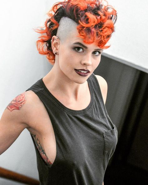 Hair Half Shaved, Hairstyles Reference, Hairstyles Mohawk, Girl Mohawk, Chicas Punk Rock, Girls With Shaved Heads, Curly Mohawk, Transition Goals, Haircut Tip