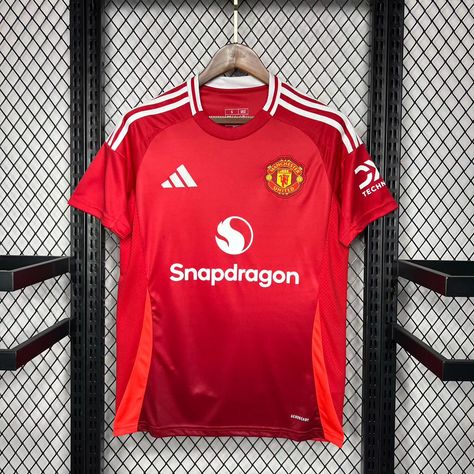 O Lar do Artilheiro chegou com um golaço pra você!! ⚽   👕 Camisa: Manchester United - Home 24/25  💵 R$119,90  💳 Aceitamos pagamentos via Pix, Picpay, Mercado Pago, boleto e no cartão de crédito (Parcelamento de até 12x com acréscimo de 5% do valor do produto).  📏 Tamanhos P até 2GG  ✈️ Frete grátis para todo o Brasil Camisa Do Manchester United, Cutout Maxi Dress, Soccer Jersey, Manchester United, Premier League, Manchester, Soccer, The Unit, Adidas