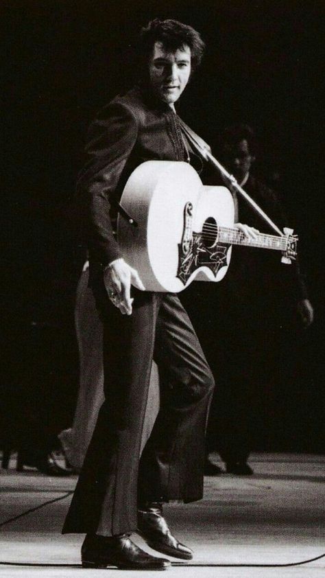 Elvis Presley Las Vegas, Elvis Presley Concerts, Elvis Jumpsuits, King Elvis Presley, Elvis In Concert, Elvis Presley Pictures, Elvis And Priscilla, Elvis Presley Photos, Lisa Marie Presley