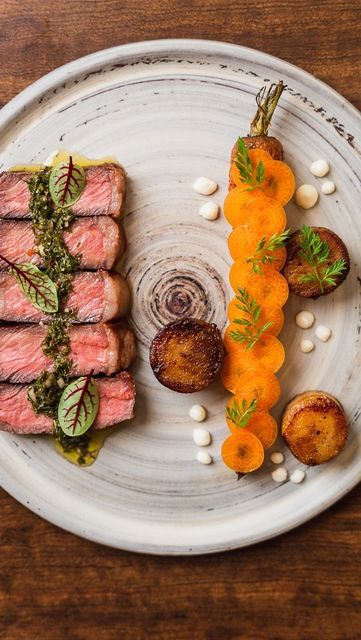 Plated Steak Dinner, Steak Garnish Ideas, Christmas Plating Ideas, Steak And Carrots, Restaurant Plating Ideas, Plating Ideas Main Course, Fine Dining Steak, Steak Plating, Chef Plating