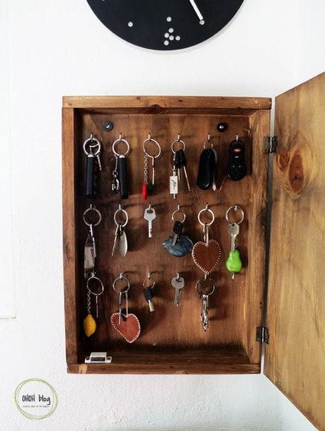 Key Rack Diy, Diy Key Holder, Key Holder Diy, Shoes Organizer, Diy Key, Key Cabinet, Wooden Key Holder, Organizer Ideas, Key Box