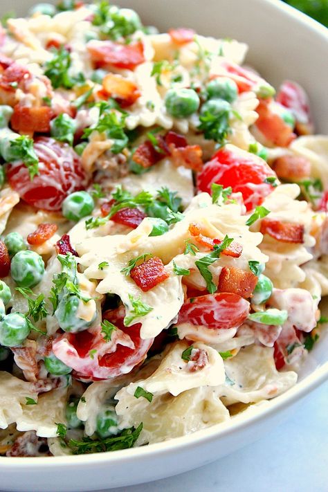 Bacon Ranch Pasta Salad Recipe - bow tie pasta, bacon, cheddar, tomatoes and peas with creamy Ranch dressing make this salad an easy and delicious side dish! Ranch Bowtie Pasta Salad, Pasta Salad Dressing Recipe, Mayo Pasta Salad Recipes, Salad Caprese, Bow Tie Pasta Recipe, Pasta Bacon, Pasta Salad For Kids, Bowtie Pasta Salad, Bacon Ranch Pasta