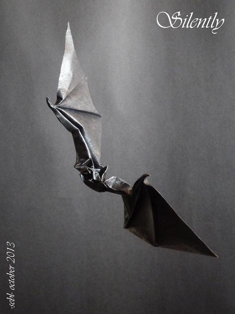 12 Spooky Origami Halloween Bats Spooky Origami, Origami Bats, Bat Origami, Origami Bat, Origami Halloween, Halloween Origami, Creative Origami, Origami Artist, Easy Origami