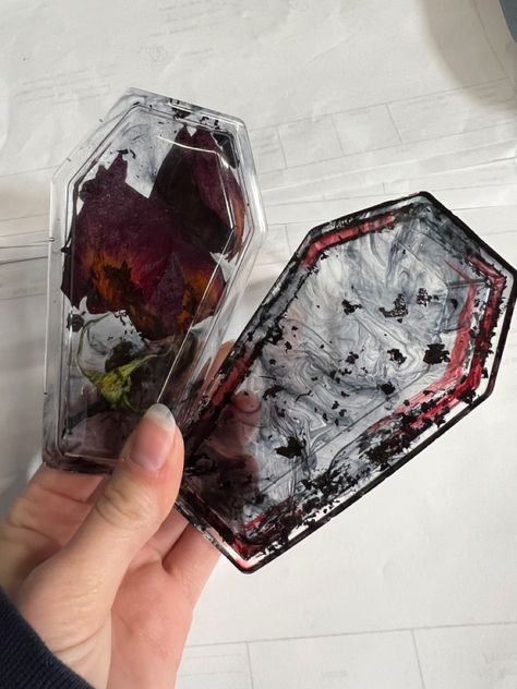 Horror Resin Art, Halloween Resin Tray, Gothic Resin Art, Witchy Resin Crafts, Halloween Resin Ideas, Halloween Resin Crafts, Goth Resin, Holiday Decor Storage, Resin Coffin