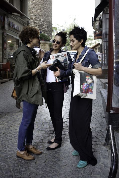 On the streets of Istanbul. [Photo by Jodi Hilton] Istanbul Fashion Street, Istanbul Fashion, Net Fashion, Mecca, Wearing Clothes, Cleaning Clothes, Fashion Photo, Her Style, Istanbul