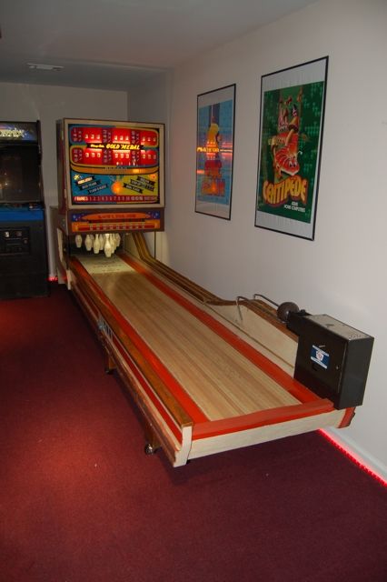 Home bowling alley? [Archive] - KLOV/VAPS Coin-op Videogame, Pinball, Slot Machine, and EM Machine Forums - Hosted by Museum of the Game & IAM 80s Arcade Aesthetic, Home Theater Paint Colors, Moodboard Office, Basement Color, Home Bowling Alley, Basement Colors, Basement Games, Man Cave Furniture, Sports Court