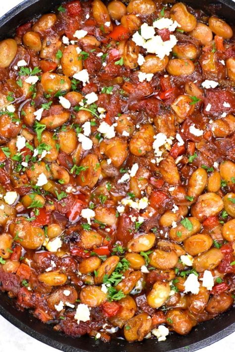 Gigantes Plaki are Greek style baked beans in a delightful tomato and olive oil sauce. It's a great meatless dish full of comforting flavors. Giant Beans Greek, Greek Soups, Greek Beans, Gigantes Plaki, Giant Beans, Gigante Beans, Olive Oil Sauce, Greek Products, Food Europe