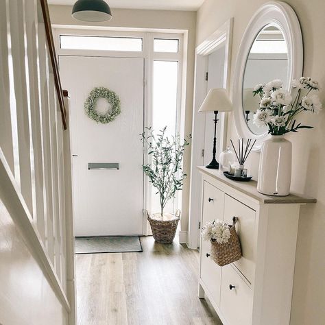 Hallway Inspiration, Narrow Hallway Decorating, Home Hall Design, Hallway Designs, Home Stairs Design, Interiors Dream, Hallway Ideas Entrance Interior Design, Small Hallways, Hall Design