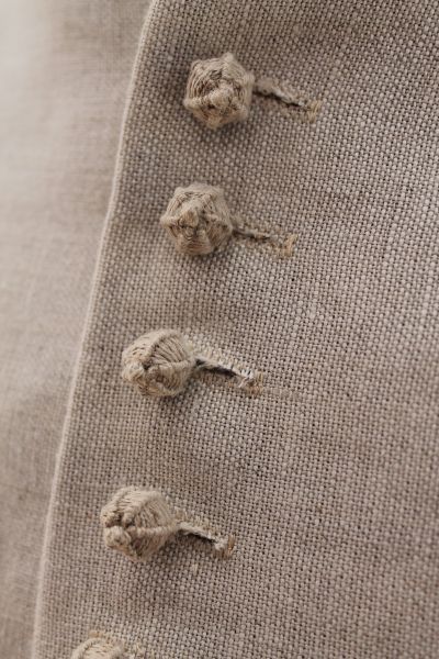 le fil à myrtille ᘠ  thread buttons couture textile linen beige boutons Detail Couture, Projek Menjahit, Dorset Buttons, Diy Buttons, Crochet Buttons, 자수 디자인, Couture Details, Button Art, Button Crafts