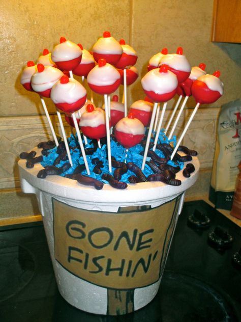 Gone Fishin Bobber Cake Pops...or change into a helmet with a bunch of footballs for after game picnics Fishing Bobber Cake, Bobber Cake Pops, Bobber Cake, Cake Pops Recipe, Fishing Themed Birthday Party, Fishing Cake, Fishing Birthday Party, Kid Parties, Fishing Party