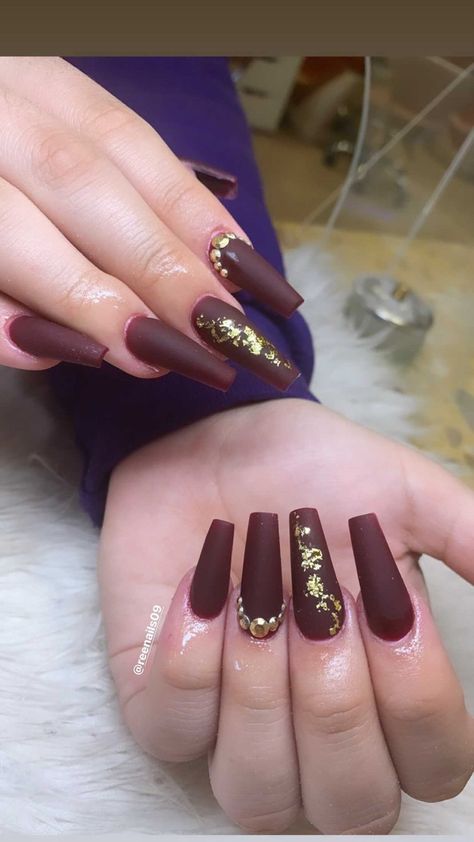 Burgundy Nails With Gold Flakes, Brown Nails With Gold Flakes, Maroon Nails With Gold, Burgundy Nails With Gold, Nails Inspiration Red, Nails With Gold Flakes, Maroon Nail Art, Shiny Nails Glitter, Quince Nails