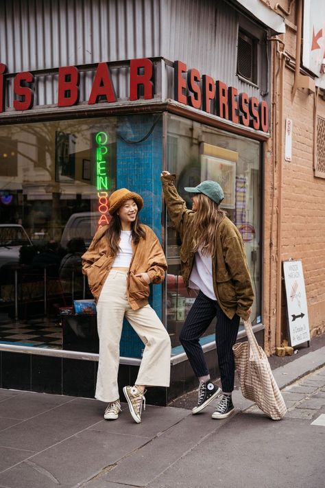 Vintage Jacket Aesthetic, Brown Suede Jacket Outfit, Jacket Outfit Casual, Oversized Jacket Outfit, Melbourne Street Style, Brown Jacket Outfit, Vintage Jacket Outfit, Suede Jacket Outfit, Jacket Outfit Women