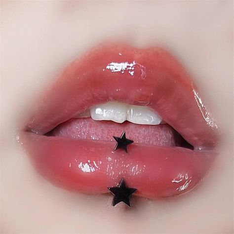 Star Snake Bites, Star Lip Piercing, Cute Lip Piercings, Snake Bite Jewelry, Lip Piercings Aesthetic, Ring Lip Piercing, Star Nose Ring, Star Lips, Star Piercing