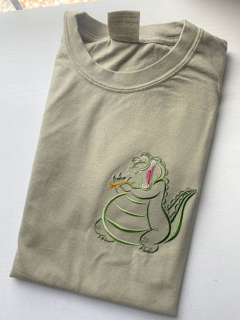 Princess And The Frog Embroidery, Princess And The Frog Sweatshirt, Princess And The Frog Shirt Ideas, Princess And The Frog Shirt, Cute T Shirt Designs, Disney Princess And The Frog, Cute Disney Shirts, Disney Fits, Disney T Shirts