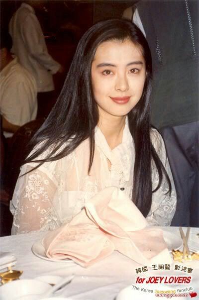 Natural beauty Joey wang 王祖賢from Hongkong. Resided in Canada. Hong Kong Fashion, 90s Girl, Beauty Goals, Film Inspiration, Vintage Portraits, 가을 패션, Fashion Photoshoot, Look Cool, 90s Fashion