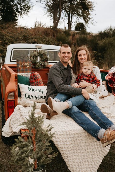 easy Christmas and Holiday family photoshoot Holiday Family Photoshoot, Holiday Family Outfits, Christmas Mini Shoot, Christmas Photography Family, Family Christmas Pictures Outfits, Christmas Photos Outfits, Vintage Truck Christmas, Christmas Couple Pictures, Christmas Pictures Outfits