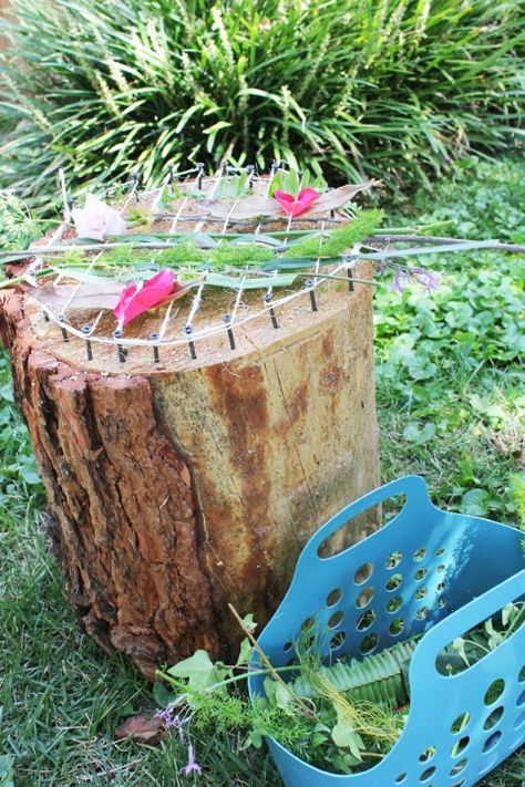 Make a natural loom from a tree stump. Babble Dabble Do, Forest School Activities, Nature School, Children's Garden, Natural Playground, Paper Weaving, Outdoor Classroom, Forest School, Nature Play