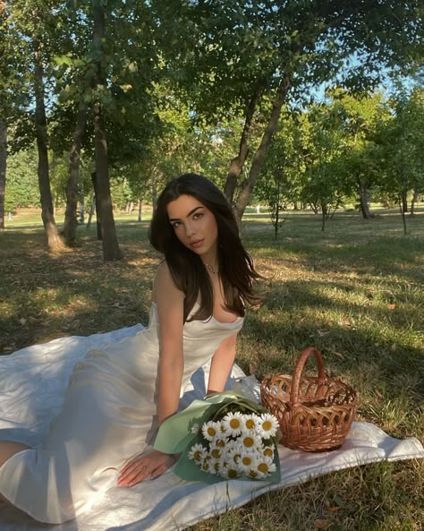 Picnic season fav season 🌼🤍✨🏹 . . #picnicideas #picnicaesthetic #picnicdecor #summerpicnic #picnicgoals Laying Down Picnic Pose, Garden Pics Ideas, Outdoor Picnic Photoshoot Ideas, Picnic Theme Photoshoot, Outside Birthday Photoshoot Ideas, Picnic Birthday Photoshoot, Photoshoot Ideas For Birthday, Birthday Picnic Photoshoot, Photoshoot Inspiration Outdoor